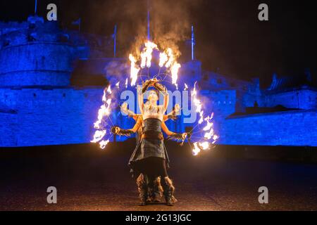 I preparativi per la celebrazione di Hogmanay al Castello di Edimburgo con artisti che usano le torce prima della processione della torcia elettrica lungo il Royal Mile, 2019 , E. Foto Stock
