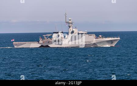 Falmouth, Regno Unito. 04 giugno 2021. L'iconico schema di vernice "Dazzle" in tempo di guerra è stato recentemente applicato a HMS Spey. Visto qui come HMS Spey lascia Falmouth Harbor lo schema è stato usato per la prima volta nella prima guerra mondiale, meno nella seconda guerra mondiale, forme contrastanti, angoli e colori sono stati ideati per rendere difficile per i sommergiatori misurare la direzione di viaggio e la velocità della nave. HMS Spey ora si unisce a HMS Tamar in questa livrea di guerra Credit: Bob Sharples/Alamy Live News Foto Stock