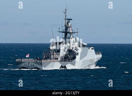 Falmouth, Regno Unito. 04 giugno 2021. L'iconico schema di vernice "Dazzle" in tempo di guerra è stato recentemente applicato a HMS Spey. Visto qui come HMS Spey lascia Falmouth Harbor lo schema è stato usato per la prima volta nella prima guerra mondiale, meno nella seconda guerra mondiale, forme contrastanti, angoli e colori sono stati ideati per rendere difficile per i sommergiatori misurare la direzione di viaggio e la velocità della nave. HMS Spey ora si unisce a HMS Tamar in questa livrea di guerra Credit: Bob Sharples/Alamy Live News Foto Stock