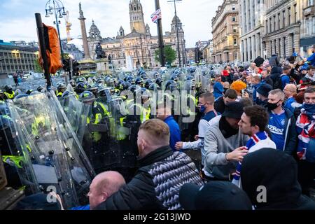 Scene di George Square a Glasgow dopo Rangers 55th campionato vittoria con la polizia riota cercando di cancellare tifosi Scozia, Regno Unito Foto Stock