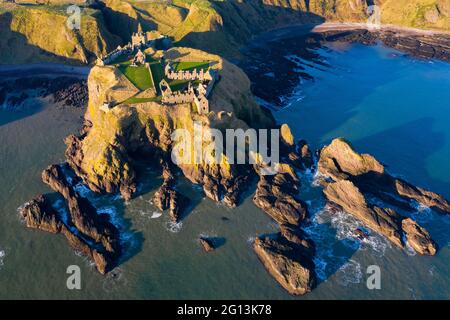 Vista aerea dal drone del castello di Dunnottar in Scozia, Regno Unito Foto Stock