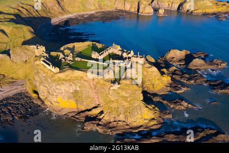 Vista aerea dal drone del castello di Dunnottar in Scozia, Regno Unito Foto Stock