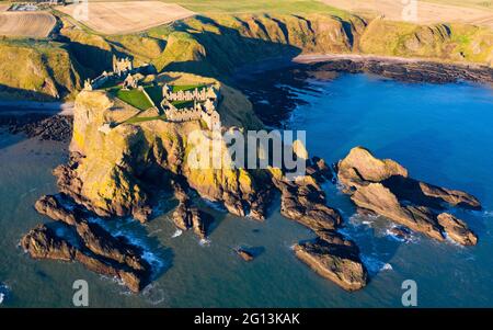 Vista aerea dal drone del castello di Dunnottar in Scozia, Regno Unito Foto Stock