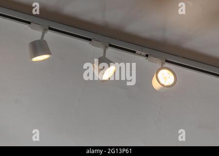 Faretti a LED in corpo bianco montati a soffitto, apparecchiature di illuminazione per sale espositive Foto Stock