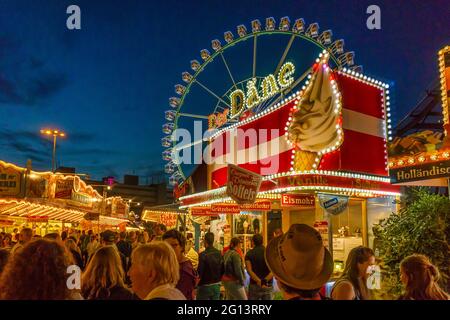 AMBURGO, GERMANIA - 01 maggio 2021: Parco divertimenti di notte ad Amburgo, Germania Estate 2018 Foto Stock