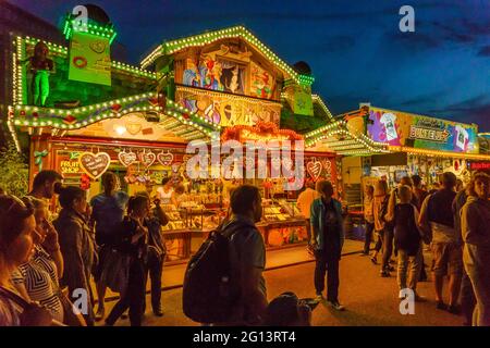 AMBURGO, GERMANIA - 01 maggio 2021: Parco divertimenti di notte ad Amburgo, Germania Estate 2018 Foto Stock