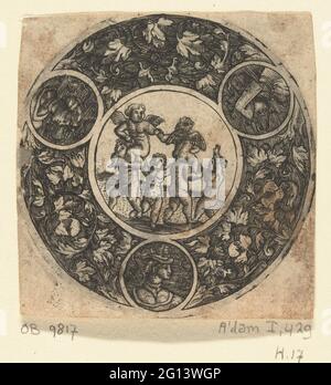 Piatto con quattro bambini e due putti; frisi con foglie di raffinine, a volte con bambini o putti. Piatto con un gruppo di quattro bambini dai quali due portano un putto sulle spalle, in un bordo di foglia si rifà con tre medaglioni. Le teste delle donne sono state raffigurate nei medaglioni. Il bordo ha uno sfondo ombreggiato. Uno dei 11 fogli. Foto Stock