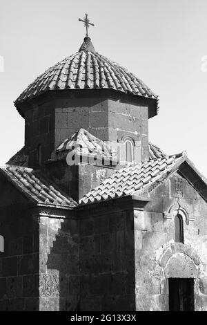 Foto in scala di grigi della Chiesa di Karmravor situata ad Ashtarak, Armenia catturata su una soleggiata da Foto Stock