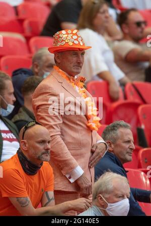 Londra, Regno Unito. 30 maggio 2021. I fan di Blackpool durante la partita finale di gioco della Sky Bet League 1 tra Blackpool e Lincoln City allo stadio di Wembley, Londra, Inghilterra, il 29 maggio 2021. Foto di Andrew Aleksiejczuk/prime Media Images. Credit: Prime Media Images/Alamy Live News Foto Stock