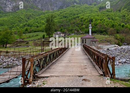 Vecchio ponte e moschea nella Valbone Valle conosciuta come Alpe Albanesi, Albania Foto Stock