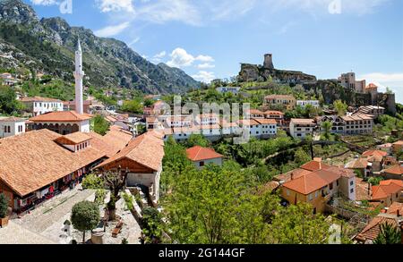 Vista sulla città vecchia di Kruje e il suo forte, in Albania. Foto Stock