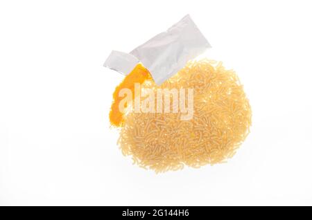 Pacchetto maccheroni e formaggio in bianco con pasta a gomito e pacchetto di formaggio Foto Stock