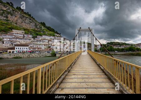 Ponte pedonale con case tradizionali sullo sfondo, a Berat, Albania Foto Stock