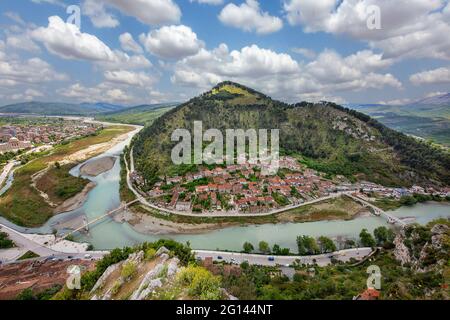 Vista aerea sulle vecchie case tradizionali in stile orientale e sul fiume Osumi, a Berat, Albania Foto Stock