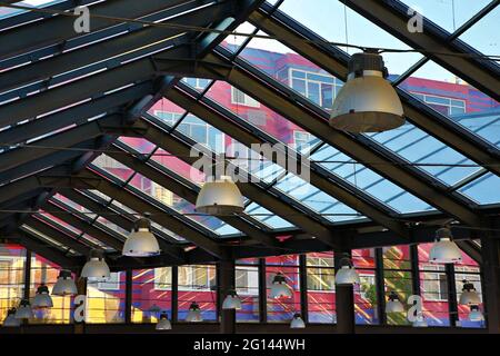 Tetto moderno del mercato conosciuto come New Bazaar a Tirana, Albania Foto Stock