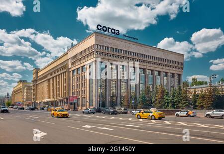 Moderno edificio amministrativo a Ulansky Pereulok, vista dal corso accademico Sacharov: Mosca, Russia - 26 maggio 2021 Foto Stock