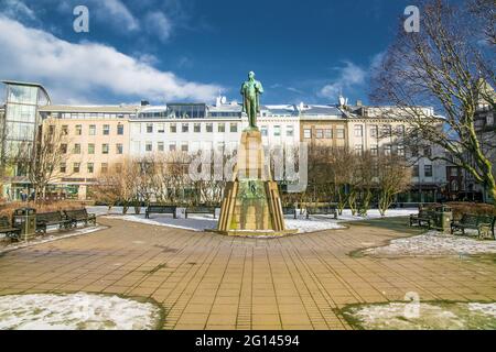 Reykjavic , Islanda - 20 febbraio 2020: Una delle piazze principali nel centro della città di Reykjavik. Reykjavik è la capitale e la più grande città dell'Islanda. Foto Stock