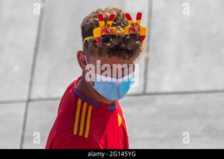 Madrid, Spagna. 04 giugno 2021. Un fan della nazionale spagnola arriva al Wanda Metropolitan Stadium. Con la capacità ridotta al 20% a causa della pandemia del coronavirus (COVID-19), lo stadio metropolitano di Wanda ha riacquistato il pubblico, con quasi 15,000 tifosi nei suoi stand, per la partita amichevole tra Spagna e Portogallo per prepararsi ai Campionati europei UEFA. Credit: Marcos del Mazo/Alamy Live News Foto Stock