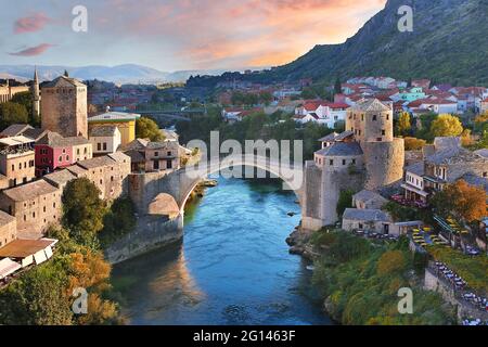 Ponte storico di Mostar conosciuto anche come Stari Most o Ponte Vecchio a Mostar, Bosnia ed Erzegovina Foto Stock