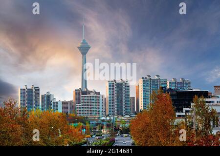 Skyline di Teheran con la torre Milad sullo sfondo in Iran Foto Stock