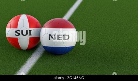 Olanda vs Svizzera Soccer Match - palle in pelle nei Paesi Bassi e in Svizzera colori nazionali su un campo di calcio. Foto Stock