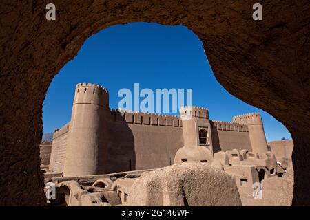 Resti dello storico Forte Rayen con i suoi insediamenti in adobe a Kerman, Iran Foto Stock