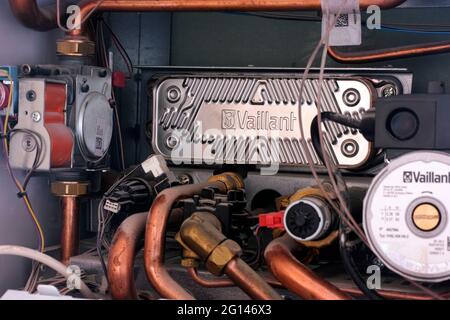 Tambov, Federazione Russa - 04 Marzo 2021 chiusura della scatola elettronica e comandi all'interno della caldaia Vaillant. Foto Stock