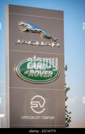 Calgary, Alberta - 3 giugno 2021: Concessionario Jaguar e Land Rover a Calgary, Alberta. Foto Stock