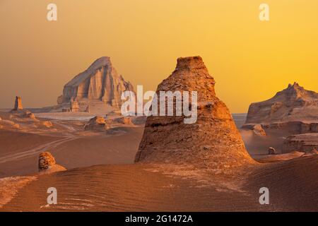 Deserto LUT con alte formazioni rocciose conosciute come Kaluts in Iran Foto Stock