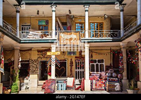 Mercato dei tappeti con tappeti persiani a Shiraz, Iran Foto Stock