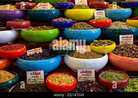 Mostra di spezie nel bazar a Shiraz, Iran Foto Stock