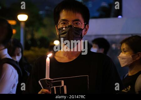 Hong Kong, Cina. 04 giugno 2021. Un uomo ha visto tenere una candela illuminata fuori Victoria Park. La polizia ha vietato la veglia annuale di Tiananmen di Hong Kong quest'anno citando le regole COVID-19 e ha bloccato parte del Victoria Park. La forza ha avvertito in precedenza che chiunque presumibilmente promuovesse, pubblicasse o prendesse parte all'assemblea non autorizzata potrebbe essere arrestato. Credit: SOPA Images Limited/Alamy Live News Foto Stock