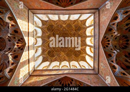 Soffitto della Sala della Musica all'interno dello storico Palazzo Ali Qapu di Isfahan Foto Stock