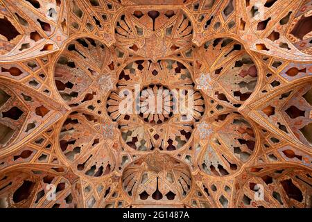 Decorazione nella Sala della Musica all'interno dello storico Palazzo Ali Qapu di Isfahan Foto Stock