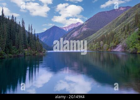 Vista sul lago Kolsai in Kazakistan Foto Stock