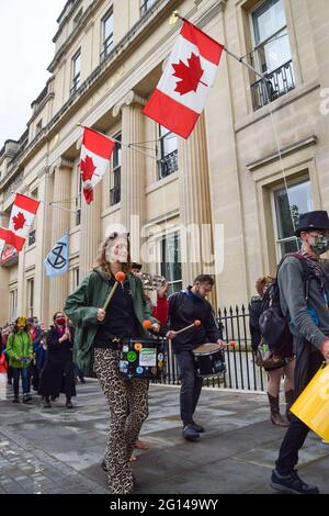 Londra, Regno Unito. 04 giugno 2021. Gli attivisti della ribellione per l'estinzione si esibiscono con la batteria al di fuori della Canadian High Commission di Londra durante la protesta di Save Okavango. Gli attivisti si sono riuniti per protestare contro l'esplorazione petrolifera nella regione africana di Okavango da parte della compagnia canadese Recon Africa. (Foto di Vuk Valcic/SOPA Images/Sipa USA) Credit: Sipa USA/Alamy Live News Foto Stock