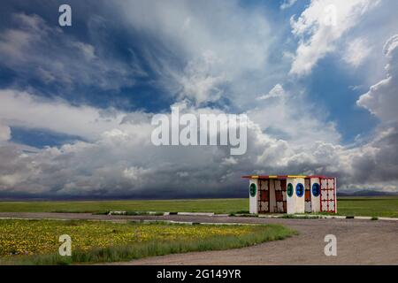 Vecchia fermata dell'autobus dall'epoca sovietica nelle steppe del Kazakistan Foto Stock