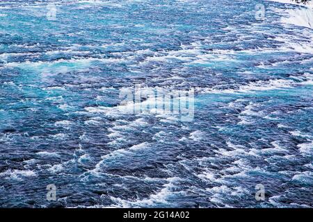 Acque blu delle cascate di Gullfoss in inverno, Islanda. Foto Stock