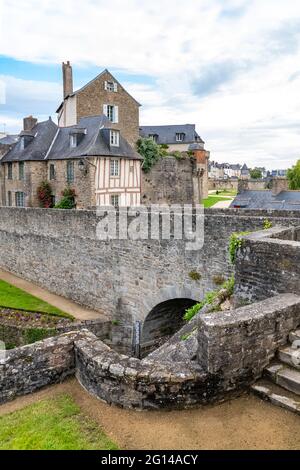 Vannes, bellissima città in Bretagna, vecchie case a graticcio nel giardino dei bastioni Foto Stock