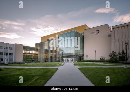 Calgary, Alberta - 3 giugno 2021: Esterno della Scuola di Ingegneria di Schulich presso l'Università di Calgary. Foto Stock