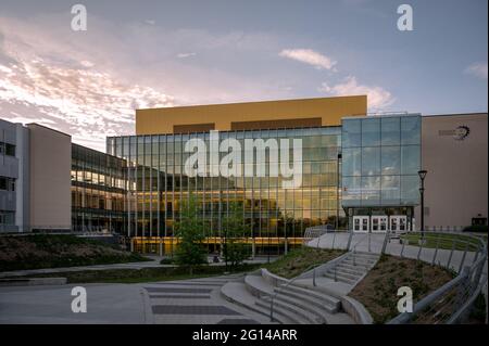 Calgary, Alberta - 3 giugno 2021: Esterno della Scuola di Ingegneria di Schulich presso l'Università di Calgary. Foto Stock