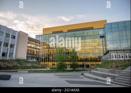 Calgary, Alberta - 3 giugno 2021: Esterno della Scuola di Ingegneria di Schulich presso l'Università di Calgary. Foto Stock