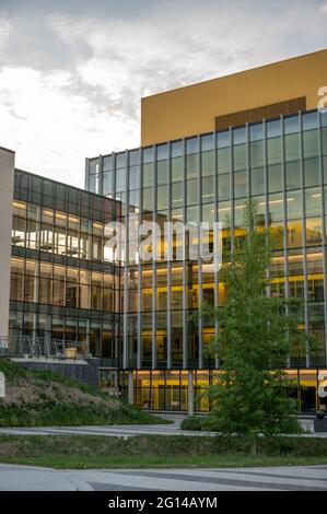 Calgary, Alberta - 3 giugno 2021: Esterno della Scuola di Ingegneria di Schulich presso l'Università di Calgary. Foto Stock