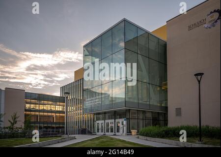 Calgary, Alberta - 3 giugno 2021: Esterno della Scuola di Ingegneria di Schulich presso l'Università di Calgary. Foto Stock