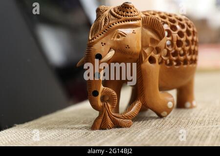Souvenir indiano tradizionale. Elefante di legno su sfondo sfocato. Un elefante si trova all'interno di un altro elefante. Foto Stock