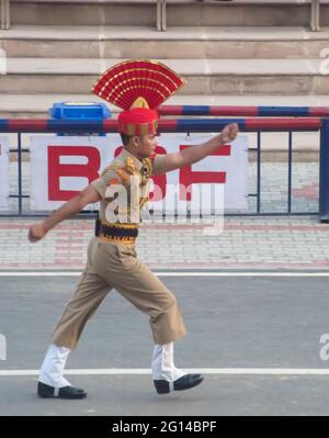 Soldato indiano in marcia alla cerimonia della bandiera Attari-Wagah confina con l'India-Pakistan Foto Stock