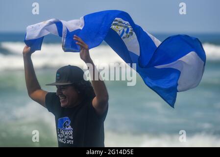 Tamanique, El Salvador. 04 giugno 2021. Un surfista di El Salvador accoglie un membro della squadra mentre sventolerà una bandiera.El Salvador ospita l'ISA World Surfing Games, dove i vincitori riceveranno i biglietti per le Olimpiadi di Tokyo. Credit: SOPA Images Limited/Alamy Live News Foto Stock