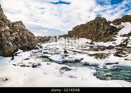 Cascata di Oxarfoss nel Parco Nazionale di Thingvellir, Islanda. La cascata di Oxarfoss è la famosa cascata che attrae i turisti a visitare Thingvellir locat Foto Stock