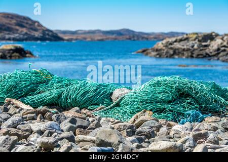 Reti da pesca abbandonate/perse lavate su una spiaggia scozzese Foto Stock