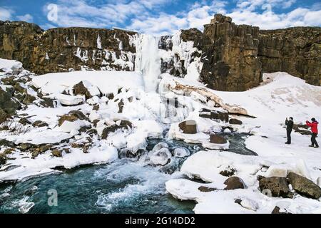 Thingvellir , Islanda - 22 febbraio 2020: Cascata di Oxarfoss nel Parco Nazionale di Thingvellir, Islanda. La cascata di Oxararfoss è la famosa attrazione della cascata Foto Stock